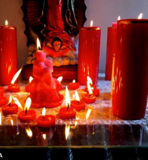 altar de magia roja para amarre de amor